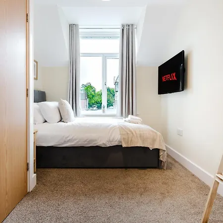 2 Bed Salford L Free Private Parking L Contractors & Families L Sleeps 4 L Free 1 Hr Early Check-in * 맨체스터
