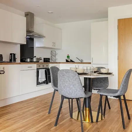 2br Near Old Trafford Balcony, Water View ,parking&gym *
