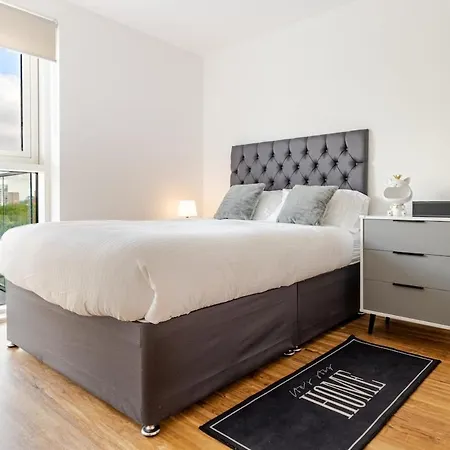 2br Near Old Trafford Balcony, Water View ,parking&gym *