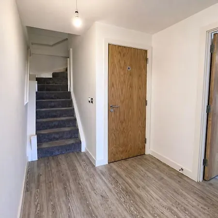 Luxury 2 Bed Duplex In Town Centre *