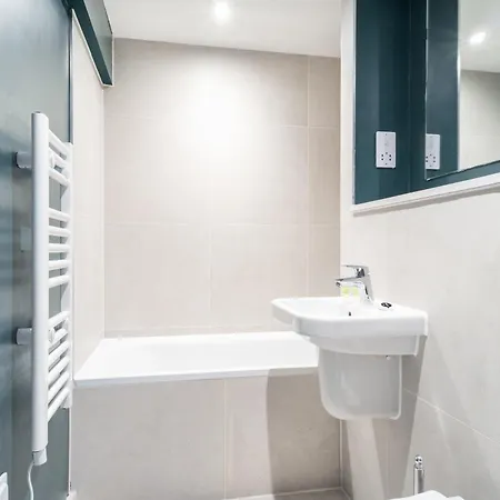 Lovely 2bed W Balcony *