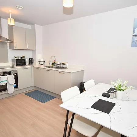 Modern & Bright 2 Bed Nr Old Trafford Daire *