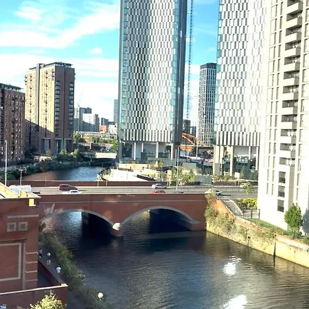 Waterfront Luxury 2br Flat Salford *