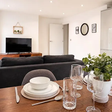 Apartmán Stylish 2 Bed Flat - Near Centre - Balcony *