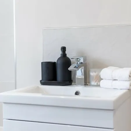 Bright 1br Near Station Sleeps 3