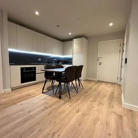 High-end 2-bed Retreat - Ao Arena & Victoria Stn
