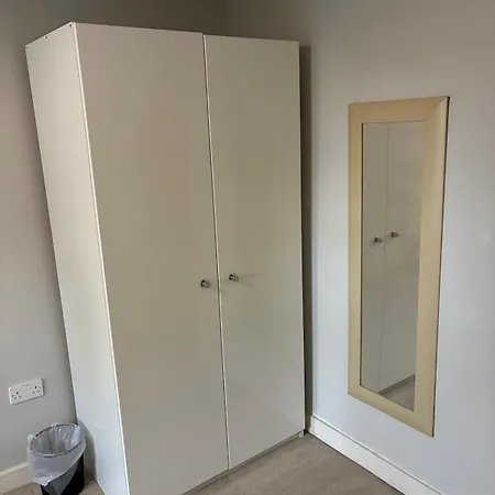 Didsbury 2-Bed With Free Parking & 2 Balconies Апартаменты