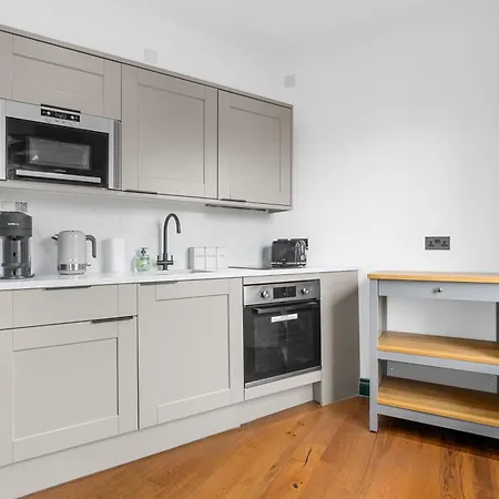 Spacious 2br I Pool Table I Workspace I Centre