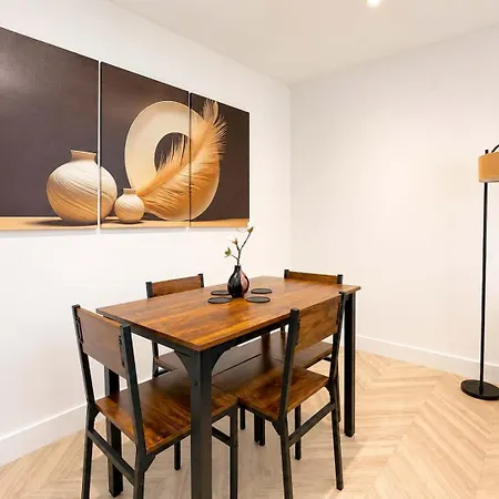 Sleeps 6 - 2br - Free Parking -