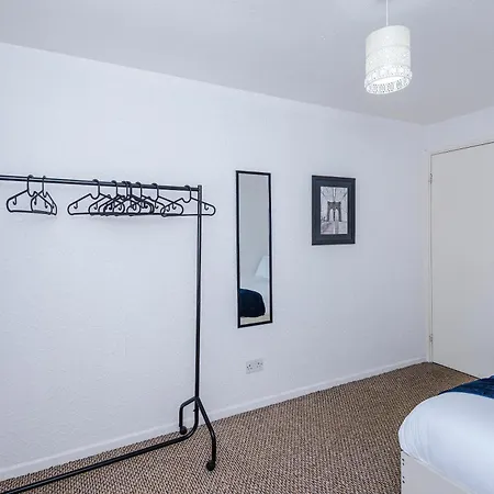 2 Bedroom House, Sleeps 4, Free Parking, Fast Wi-fi דירה *