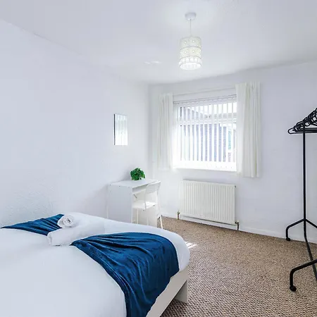 2 Bedroom House, Sleeps 4, Free Parking, Fast Wi-fi Daire Manchester