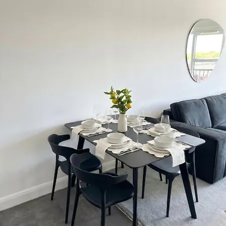 2 Bed Serviced By Ankers Contractor Near Centre Appartement