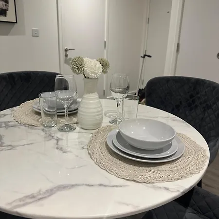 Luxury 2 Bedroom In Mcr- En-suite- Parking- Terrace- Gym