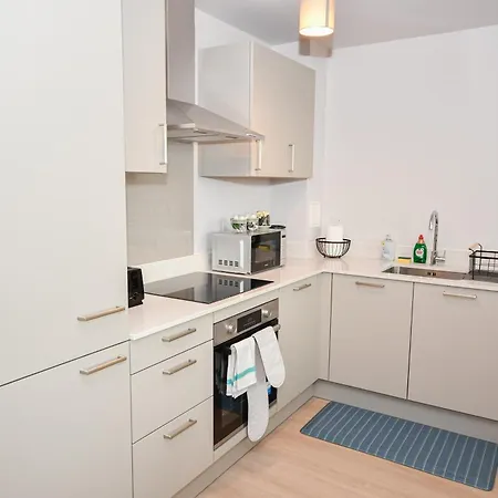 Modern & Bright 2 Bed Nr Old Trafford *