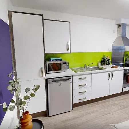 Apartmán For Students Only — Sir Charles Groves Hall, *