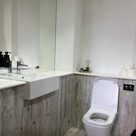 Balcony View Deluxe 2 Bed Ao Arena & Victoria Stn Daire *