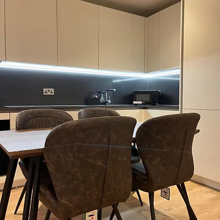 Daire High-end 2-bed Retreat - Ao Arena & Victoria Stn