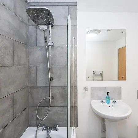 River Irwell View 2br With Parking & Balcony