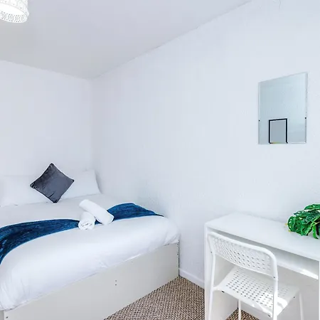 דירה 2 Bedroom House, Sleeps 4, Free Parking, Fast Wi-fi