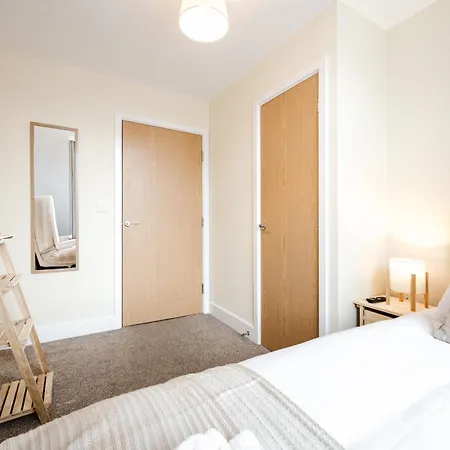 아파트 2 Bed Salford L Free Private Parking L Contractors & Families L Sleeps 4 L Free 1 Hr Early Check-in *