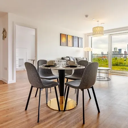 Daire 2br Near Old Trafford Balcony, Water View ,parking&gym Manchester