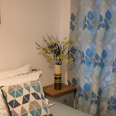 Cosy 2-bed Near Centre