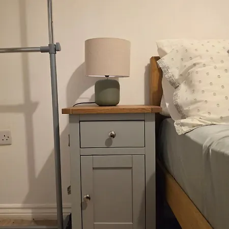 Cosy 2-bed Near Centre *