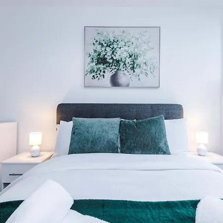New Chic Base - Old Trafford & Mediacityuk * Manchester