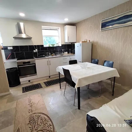 公寓 Entire 1St Floor Apartment With Free Parking In Hyde Road Opposite Gorton Tesco Extra