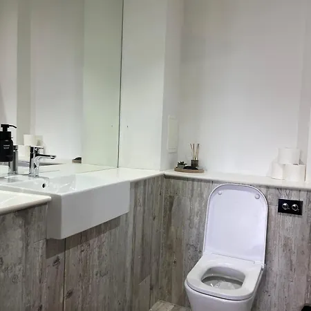 Balcony View Deluxe 2 Bed Ao Arena & Victoria Stn Daire *