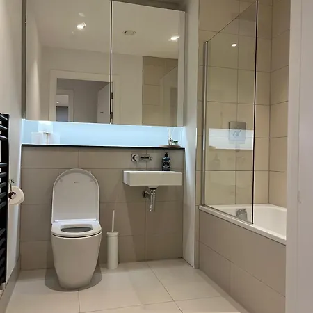 Daire High-end 2-bed Retreat - Ao Arena & Victoria Stn *