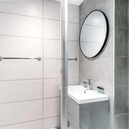 Convenient 3bed Flat W Security *