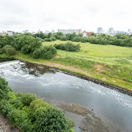 River Irwell View 2br With Parking & Balcony Lägenhet
