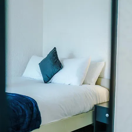 2 Bedroom House, Sleeps 4, Free Parking, Fast Wi-fi Manchester
