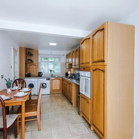 Daire 2 Bedroom House, Sleeps 4, Free Parking, Fast Wi-fi *