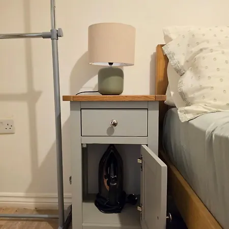 Cosy 2-bed Near Centre Διαμέρισμα *