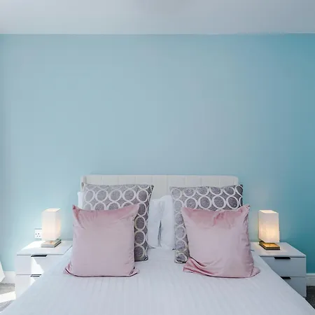 Stylish And Spacious 2bdr Flat *