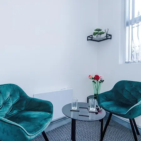 Entire Place - Mcr Flat - Sleeps 3 *