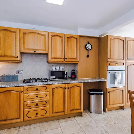 Daire 2 Bedroom House, Sleeps 4, Free Parking, Fast Wi-fi