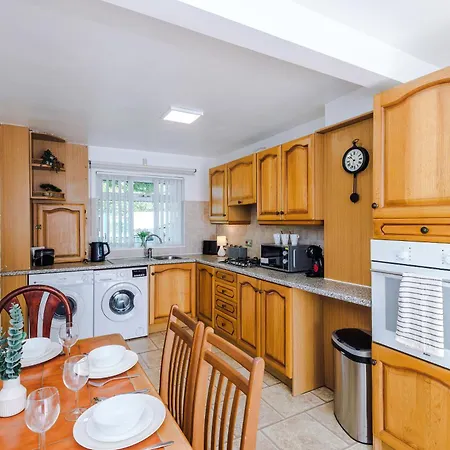 2 Bedroom House, Sleeps 4, Free Parking, Fast Wi-fi Daire