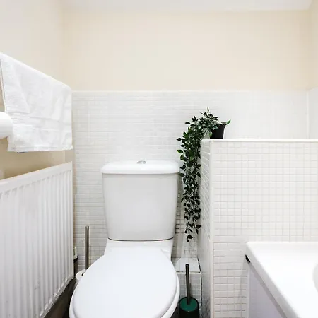 2 Bed Salford L Free Private Parking L Contractors & Families L Sleeps 4 L Free 1 Hr Early Check-in Апартаменты