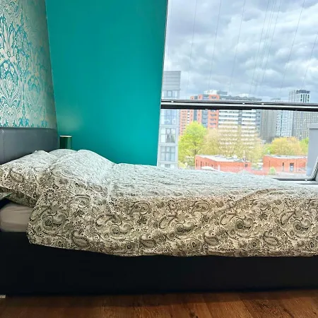 Spacious Duplex With Parking Manchester