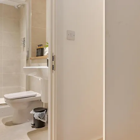 아파트 2br Near Old Trafford Balcony, Water View ,parking&gym