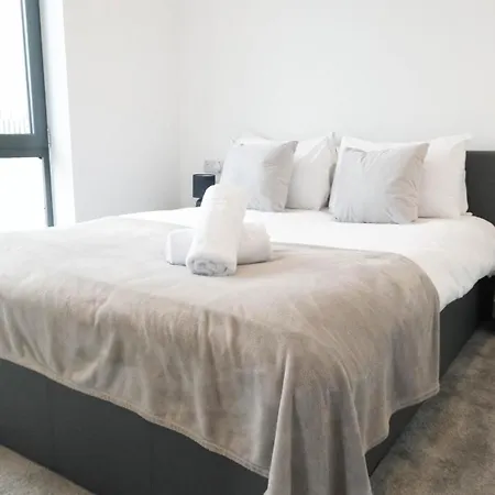 Waterfront Luxury 2br Flat Salford *