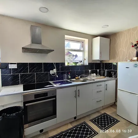 Entire First Floor Flat With Free Parking In Hyde Road Opposite Gorton Tesco Extra Διαμέρισμα
