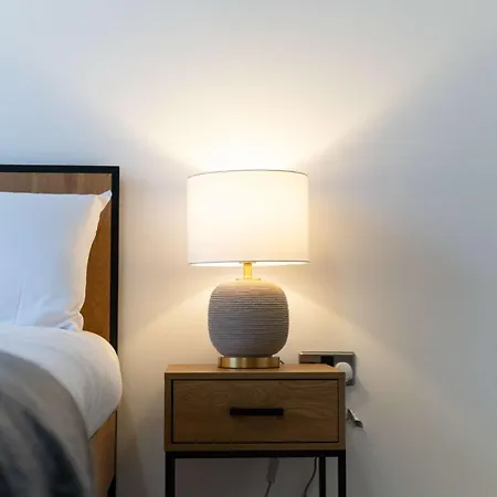 Contemporary 2 Bedroom In Διαμέρισμα