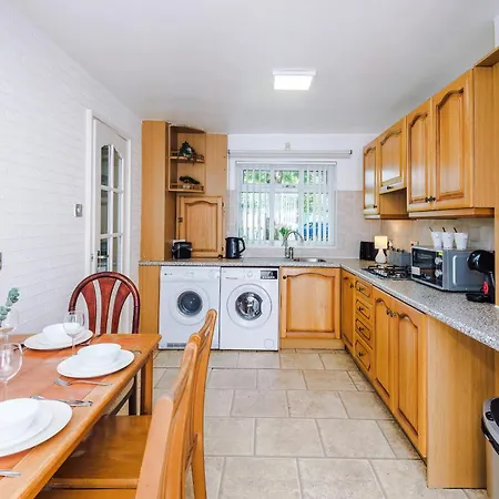 2 Bedroom House, Sleeps 4, Free Parking, Fast Wi-fi מנצ'סטר