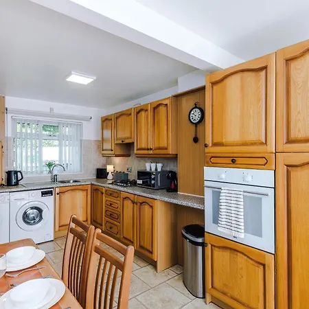 2 Bedroom House, Sleeps 4, Free Parking, Fast Wi-fi