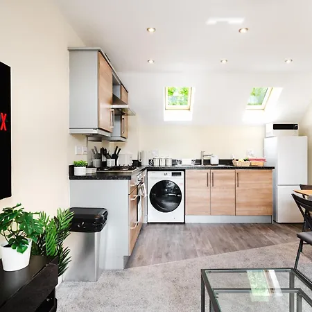 2 Bed Salford L Free Private Parking L Contractors & Families L Sleeps 4 L Free 1 Hr Early Check-in 맨체스터