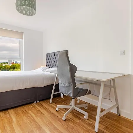 2br Near Old Trafford Balcony, Water View ,parking&gym